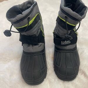 Kid size 2 snow boots